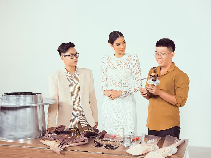 Nàng á hậu lắng nghe chia sẻ của tác giả bộ trang phục Cafe phin sữa đá.