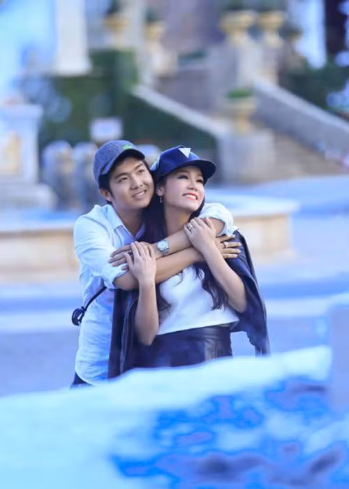 "Mệt mỏi cỡ nào chỉ cần thấy anh này là "khỏe re" liền. Yêu lắm thương lắm", nữ diễn viên viết về chồng.