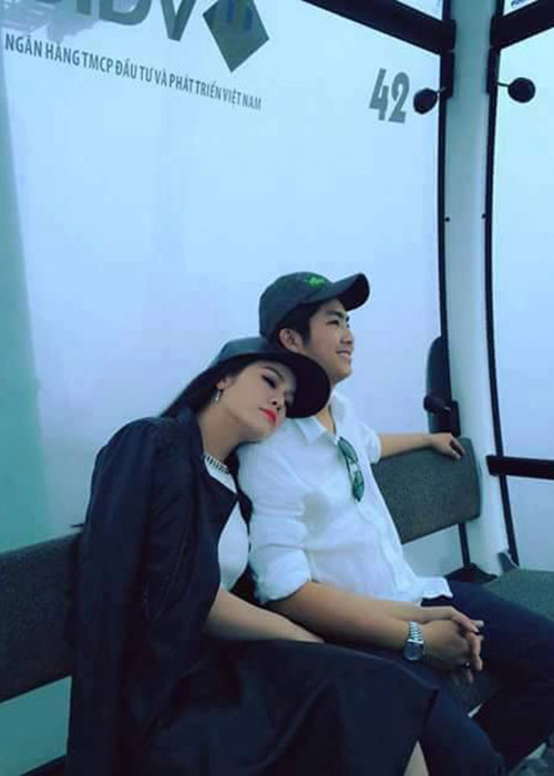 Ở một chia sẻ khác, Nhật Kim Anh viết: "Bờ vai của anh là chỗ dựa vững chắc cho em khi em mệt mỏi, khi em yếu lòng. Thật yêu anh".