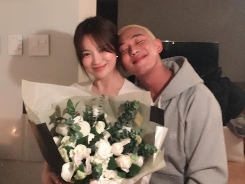 Cách đây ít ngày, vợ cũ của Song Joong Ki cũng chụp ảnh thân thiết cùng Yoo Ah In.