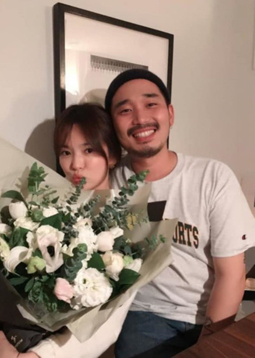 Trong dịp sinh nhật vừa qua, Song Hye Kyo còn chụp ảnh bên một người bạn thân khác giới khiến nhiều người tò mò về danh tính chàng trai này.