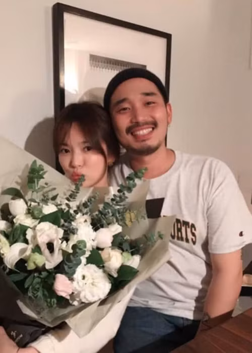 Trong dịp sinh nhật vừa qua, Song Hye Kyo còn chụp ảnh bên một người bạn thân khác giới khiến nhiều người tò mò về danh tính chàng trai này.