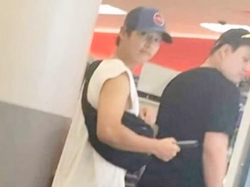 Giống vợ cũ, Song Joong Ki làm những điều mình thích hậu ly hôn như đi du lịch, gặp gỡ bạn bè bên cạnh thời gian dành cho công việc.