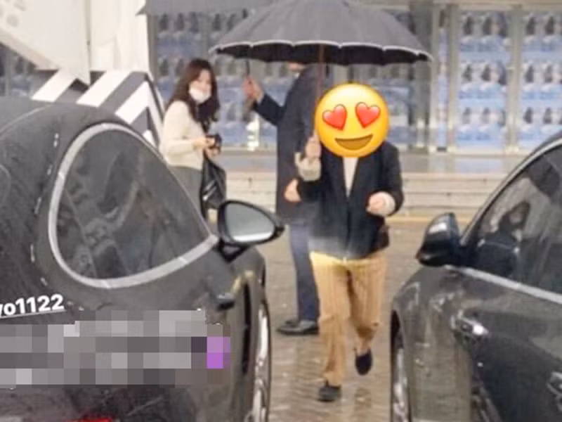 Gần đây, Song Hye Kyo bị bắt gặp đi xem concert của nữ ca sĩ IU.