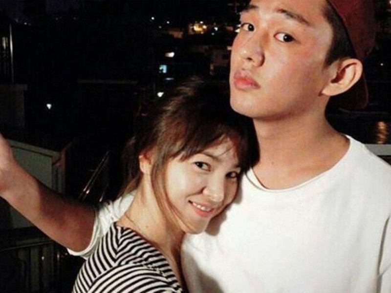 Trước khi lấy chồng, Song Hye Kyo từng vướng tin đồn tình cảm với Yoo Ah In. Tuy nhiên, cả hai phủ nhận hẹn hò.