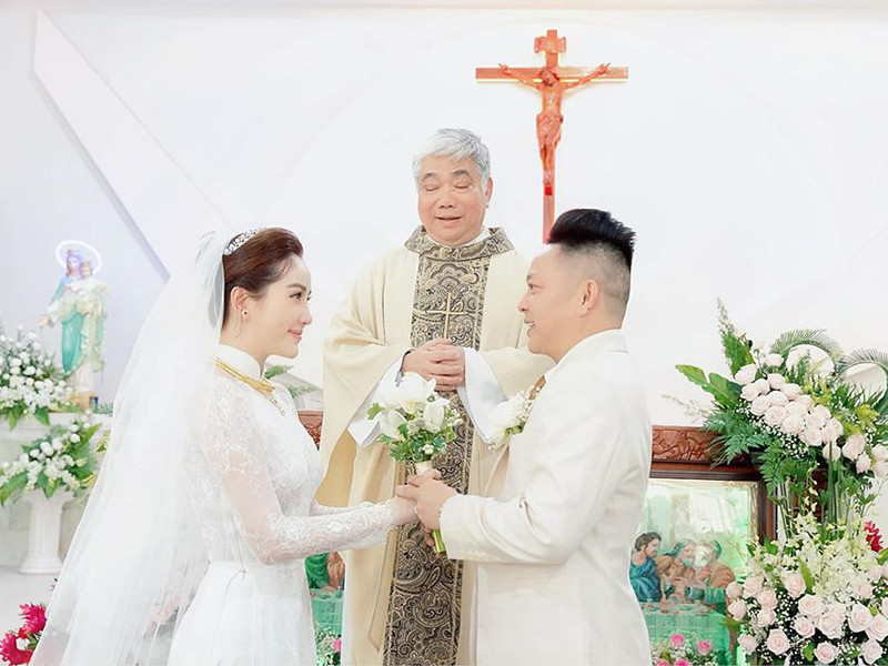 Vua xong le cuoi, Bao Thy khoe duoc chong cung chieu nhu cong chua