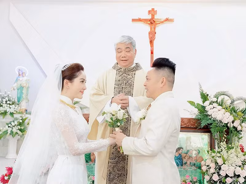 Vua xong le cuoi, Bao Thy khoe duoc chong cung chieu nhu cong chua