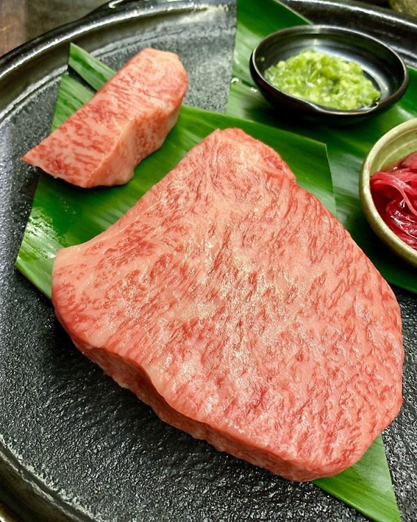 Trong khi những con bò Wagyu trở nên phổ biến trong những năm gần đây, thì thịt bò Kobe - xuất phát từ một loại bò Nhật Bản, được sản xuất bằng cách lai giống Wagyu nuôi ở Mỹ với bò Angus, lại là đối tượng trong mắt xanh của những người sành ăn thịt có túi tiền không đáy. Loại thịt này nổi tiếng với độ mềm mại và kết cấu mịn, được bán với giá khoảng 800 USD/g. Kể từ lần đầu tiên được phép xuất khẩu vào năm 2012, thịt bò Kobe đã trở nên phổ biến hơn. Ảnh: guestofaguest.
