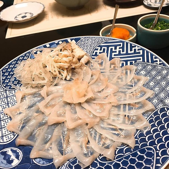 Những người giàu vốn ưa thích thử thách và rủi ro. Vì vậy, không có gì ngạc nhiên khi giới siêu giàu luôn mong muốn thưởng thức một món ăn nào đó mang tính “nguy hiểm”. Cá nóc Nhật Bản Fugu, chứa một chất độc gọi là tetrodotoxin nguy hiểm hơn gấp nghìn lần so với xyanua được cho là món ăn chỉ dành riêng cho người lắm tiền nhiều của với giá vài trăm USD. Đầu bếp được yêu cầu phải trải qua đào tạo mở rộng trước khi thực hành món ăn này, ngoài ra cần phải có giấy phép để mua, nấu và bán loại cá này. Mức giá cho mỗi suất 50 gram lên tới 200 USD, thậm chí giá này sẽ đắt gấp vài lần nếu là loài cá nóc hoang dã. Ảnh: @seikokirameki.