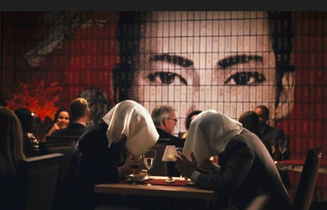 Theo truyền thống, thực khách sẽ thưởng thức Ortolan bằng việc trùm khăn kín đầu để che giấu sự hổ thẹn của họ với Chúa, hoặc để người khác không phải nhìn thấy cảnh tượng khủng khiếp. Việc sử dụng Ortolan bị xem là bất hợp pháp kể từ năm 1999, nhưng trong những năm gần đây, nó đã xuất hiện trên các chương trình truyền hình. Theo đó, chỉ có những người giàu có và có mối quan hệ tốt mới có thể có cơ hội thưởng thức món ăn lập dị này. Đây được xem mà món ăn sang chảnh và tàn bạo bậc nhất trong ẩm thực Pháp, với giá gần 200 USD cho một chú chim nặng khoảng 30 gr. Ảnh: Eater.