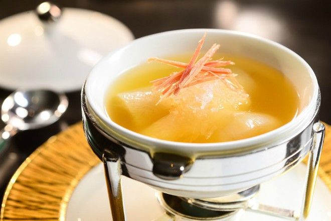 Yến sào được xem là món bồi bổ của những quý tộc. Được bán với giá 660-2800/kg, tổ yến trở thành món ăn xa xỉ của giới nhà giàu. Chúng có nhiều màu sắc khác nhau nhưng tổ trắng và đỏ được đánh giá tốt nhất và cũng có mức giá cao nhất. Ảnh: Yummy.