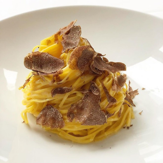 Nấm cục trắng Italy là một món ăn cực kỳ đắt đỏ. Bạn có thể sẽ khó mà nhìn thấy chúng xuất hiện trên bất kỳ thực đơn cao cấp nào vì loại nấm này vô cùng quý hiếm. Chúng ta đang nói đến một vài mảnh vụn với giá hàng trăm USD. Đây là món ăn chỉ dành riêng cho người giàu với mức giá lên tới hơn 6.600 USD/kg. Ảnh: guestofaguest.
