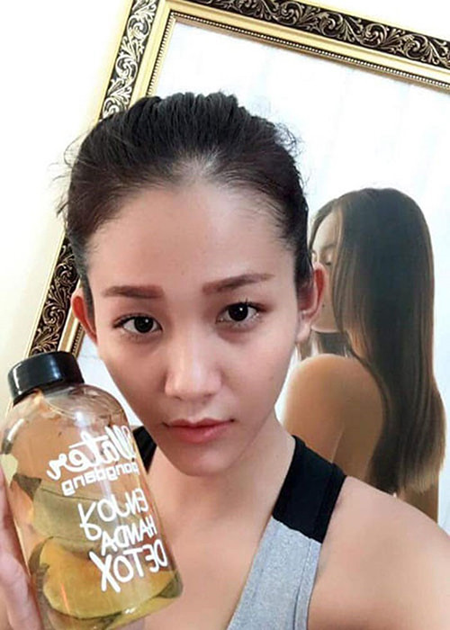 Tháng 1/2019, đạo diễn Trần Bình Trọng đưa chi tiết vụ mẫu nữ tố bị cưỡng hiếp vào phim hài Tết khiến Kim Phượng bức xúc. “Lấy nỗi đau của tôi để dựng phim cho mọi người cười cợt, đùa giỡn thì có quá đáng hay không? Tôi đã cố quên đi để sống thì mong mọi người đừng khơi gợi lại nữa", cô nói. Ảnh: FBNV