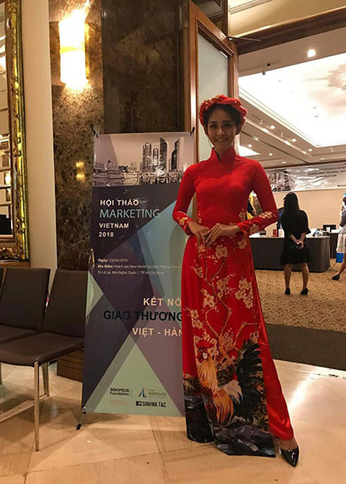 “Đã có lúc tôi muốn tìm đến cái chết để chứng minh vụ việc. Nhưng rồi tôi nghĩ lại, tôi phải sống vì con trai tôi. Cuộc đời tôi bây giờ chỉ còn con là hạnh phúc nên tôi phải sống để chăm lo cho nó”, nữ người mẫu nói. Ảnh: FBNV