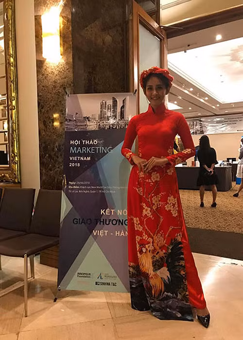 “Đã có lúc tôi muốn tìm đến cái chết để chứng minh vụ việc. Nhưng rồi tôi nghĩ lại, tôi phải sống vì con trai tôi. Cuộc đời tôi bây giờ chỉ còn con là hạnh phúc nên tôi phải sống để chăm lo cho nó”, nữ người mẫu nói. Ảnh: FBNV