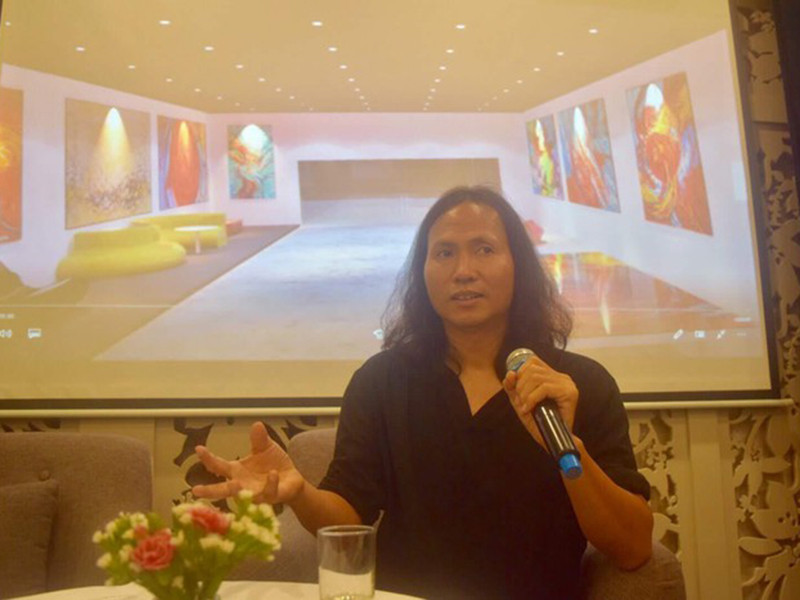 Anh kể trên Tiền Phong, mấy tháng chờ công an điều tra là mấy tháng khủng hoảng. Nam họa sĩ cho biết, đối tác, hợp đồng, công việc bị bỏ dở vì anh không còn chút tinh thần để làm việc dù anh xác định “cây ngay không sợ chết đứng”. Ảnh: Tiền Phong