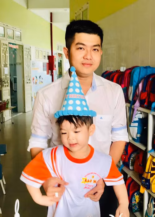 “Anh ta là người đi đón con mà không có thời gian facetime 3 phút sao”, Nhật Kim Anh chia sẻ.