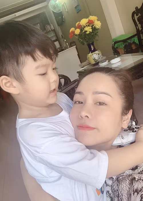 Nhật Kim Anh hiện gửi đơn tới tòa án để giành lại quyền nuôi con từ chồng cũ.