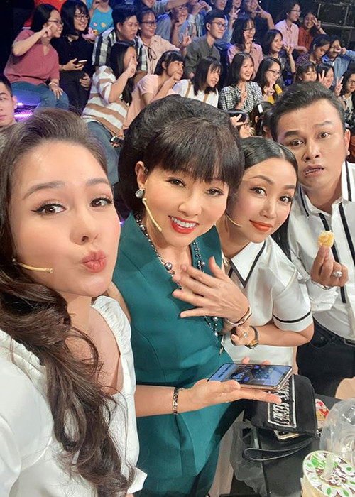 Nhật Kim Anh thừa nhận cô lao vào kiếm tiền để lo cho gia đình và con trai.