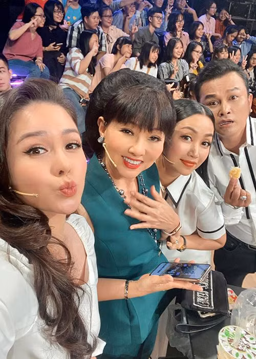 Nhật Kim Anh thừa nhận cô lao vào kiếm tiền để lo cho gia đình và con trai.