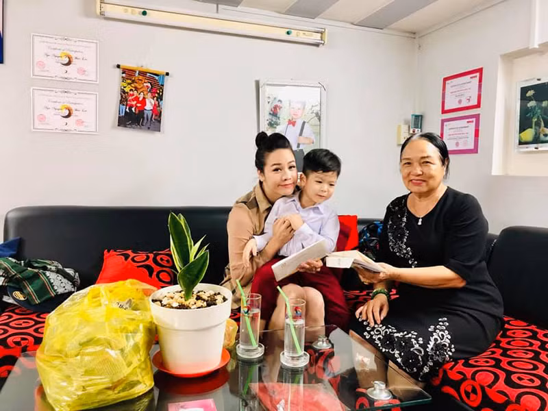 Khi Nhật Kim Anh bị mất trộm tài sản hơn 5 tỷ, doanh nhân Bửu Lộc chia sẻ đoạn video vụ mất cắp để mong vợ cũ sớm tìm lại tài sản.