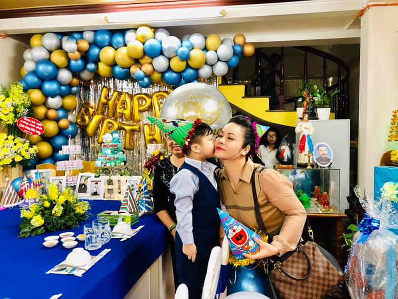 "Tôi đã chờ đợi suốt hai mùa hè rồi và đến đợt hè năm nay, tôi muốn được dẫn con trai lên Sài Gòn để đưa con đi đây đi đó chơi, nhưng anh không đồng ý, chỉ cho phép tôi về Cần Thơ gặp con, điều đó khiến tôi rất bức xúc", nữ diễn viên chia sẻ.