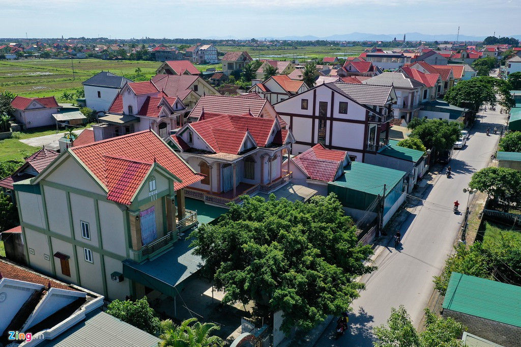 Ông Nguyễn Văn Hà, Chủ tịch UBND xã Đô Thành, cho hay phong trào xuất ngoại diễn ra hơn 15 năm nay. Xã này hiện có gần 1.500 người đi xuất khẩu lao động. Nhiều người trong số này xuất cảnh "chui".