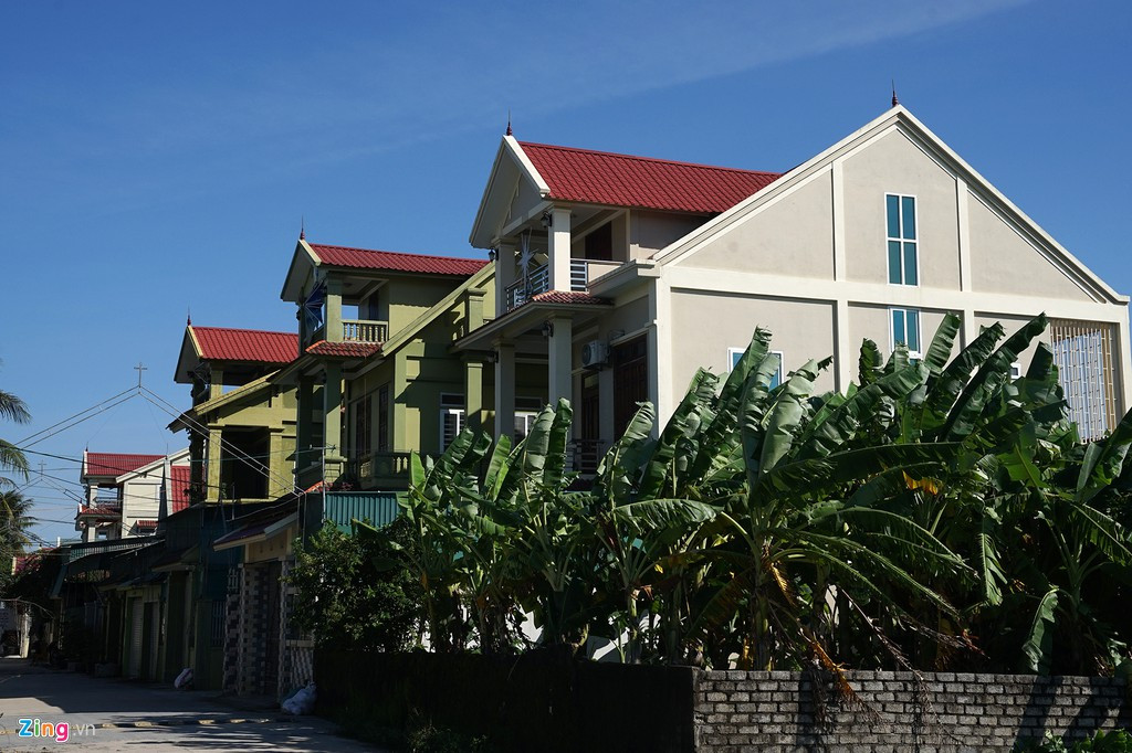 Ở địa phương này, có gia đình có đến 4, 5 người cùng đi xuất khẩu lao động. "Con trai, con gái, con dâu và cả cháu nội tôi đang ở Đài Loan làm thuê. Chi phí đi nước ngoài chủ yếu là vay mượn", một người dân ở xóm Hoàng Lồ chia sẻ.