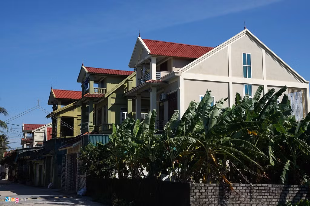 Ở địa phương này, có gia đình có đến 4, 5 người cùng đi xuất khẩu lao động. "Con trai, con gái, con dâu và cả cháu nội tôi đang ở Đài Loan làm thuê. Chi phí đi nước ngoài chủ yếu là vay mượn", một người dân ở xóm Hoàng Lồ chia sẻ.