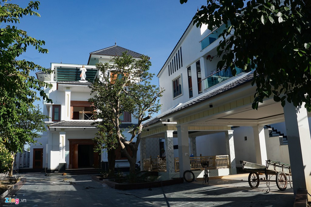 Ông Hà thừa nhận làng quê nơi đây thay đổi diện mạo vì có tiền từ người đi xuất khẩu lao động gửi về. Những ngôi nhà được xây theo kiểu biệt thự châu Âu mọc lên san sát.