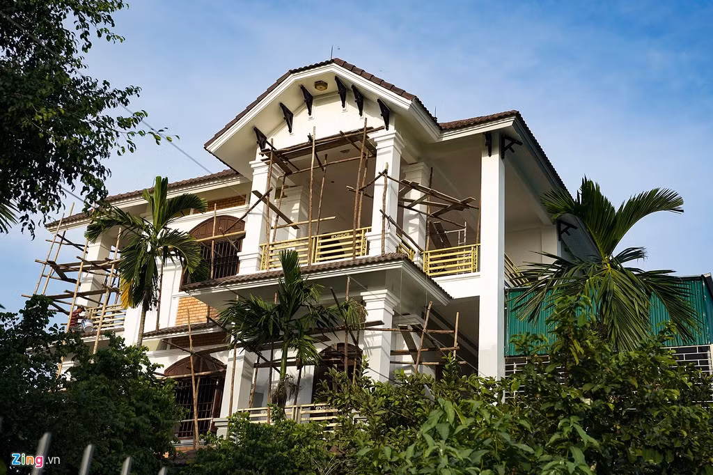 Một cán bộ địa phương cho biết hơn 15 năm trước, dòng người địa phương tỏa đi các nước châu Á, châu Âu để tìm kiếm cơ hội đổi đời. Có người ăn nên làm ra đã rủ thêm người thân, bạn bè sang lập nghiệp. Họ gửi tiền về quê để làm nhà, mua sắm ôtô, vật dụng đắt tiền.