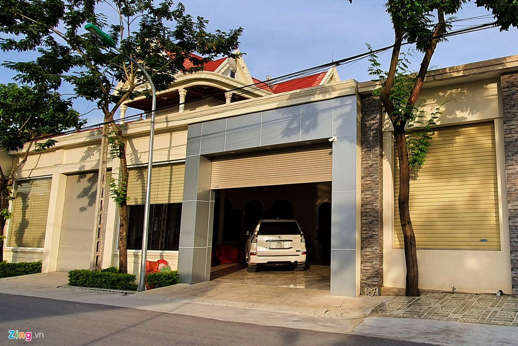 Cũng nhờ ra nước ngoài làm thuê, không ít gia đình đã tự mua được ôtô đắt tiền làm phương tiện đi lại.