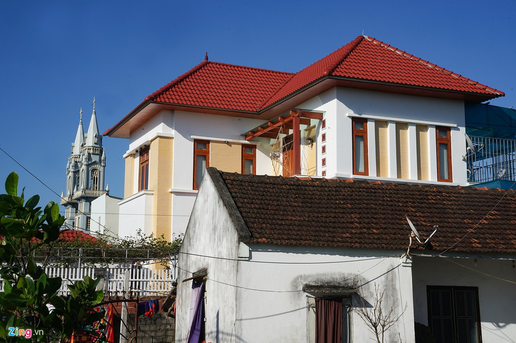 Việc xây biệt thự trên nền những căn nhà mái ngói cấp 4 cũ kỹ vẫn đang diễn ra. Cơ quan chức năng chưa thống kê cụ thể số biệt thự mọc lên trong thời gian gần đây.