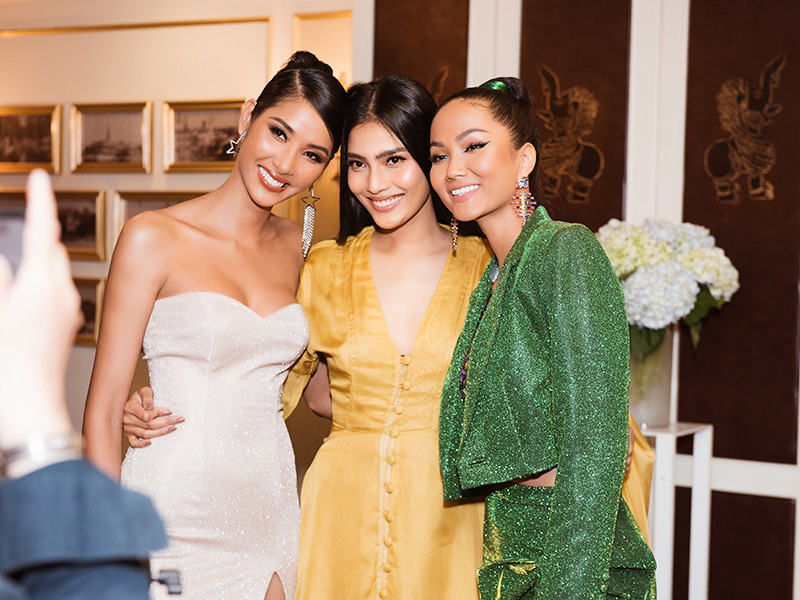 H’hen Niê - top 5 Hoa hậu Hoàn vũ Thế giới 2018 chia sẻ thêm về những vật dụng mà Hoàng Thùy nên mang theo như miếng giữ nhiệt.