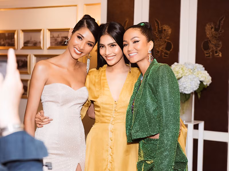 H’hen Niê - top 5 Hoa hậu Hoàn vũ Thế giới 2018 chia sẻ thêm về những vật dụng mà Hoàng Thùy nên mang theo như miếng giữ nhiệt.