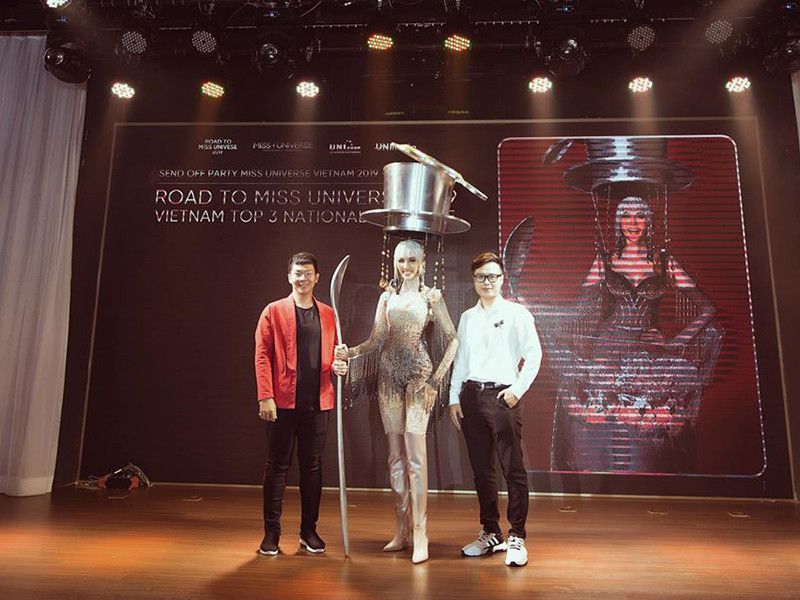 Gần đây, Hoàng Thùy quyết định mang “Cafe phin sữa đá” đến Hoa hậu Hoàn vũ Thế giới 2019. Tuy nhiên, bộ trang phục này gây tranh cãi.