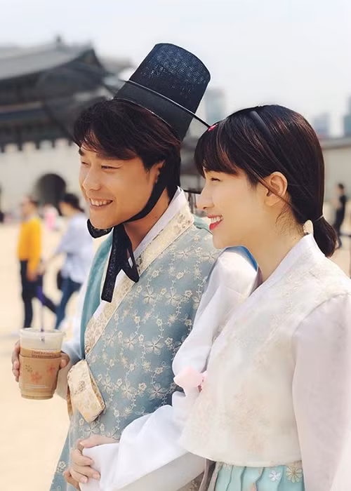 Cuộc tình giữa Hòa Minzy với Minh Hải ít sóng gió hơn và được nhiều người ủng hộ hơn.