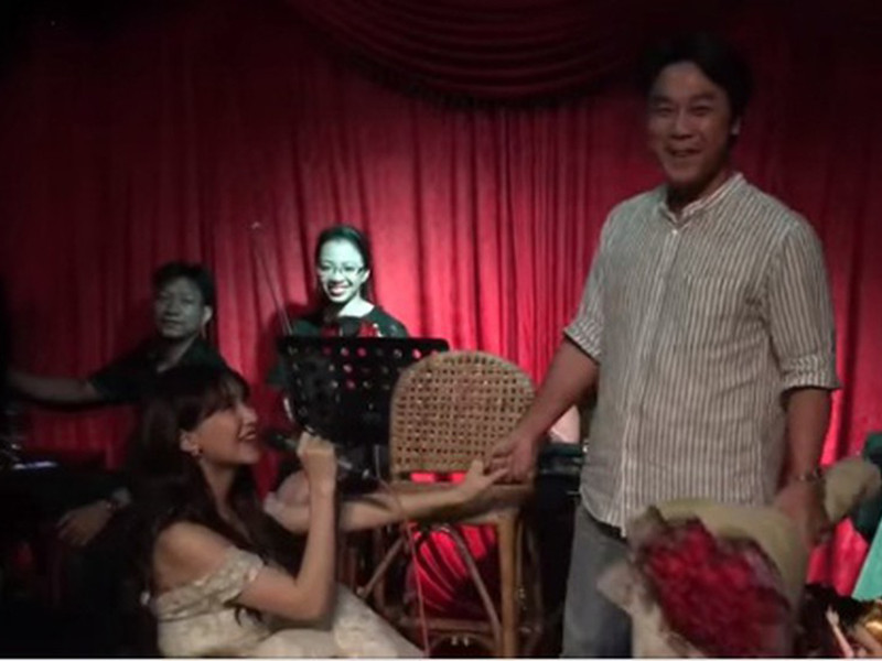 Hòa Minzy từng hát ca khúc "Cầu hôn" và quỳ gối bày tỏ tình yêu dành cho bạn trai.