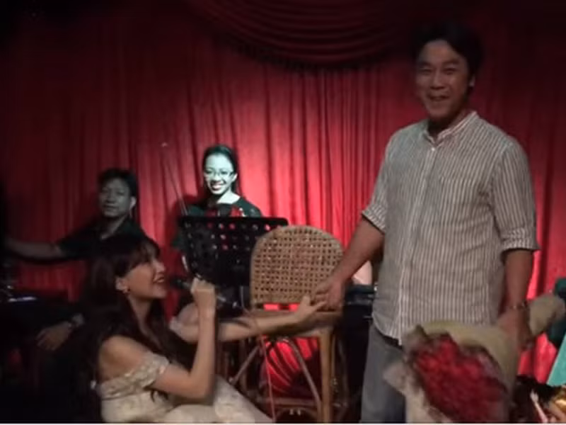 Hòa Minzy từng hát ca khúc "Cầu hôn" và quỳ gối bày tỏ tình yêu dành cho bạn trai.