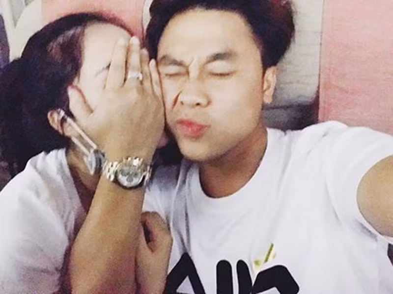 Cách đây 1 năm, Hòa Minzy - Minh Hải công khai hẹn hò sau 1 năm bí mật bên nhau.