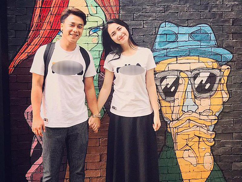 Hình ảnh đôi uyên ương nắm tay, mặc áo đôi trong một chuyến du lịch.