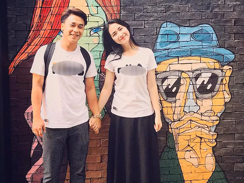 Hình ảnh đôi uyên ương nắm tay, mặc áo đôi trong một chuyến du lịch.