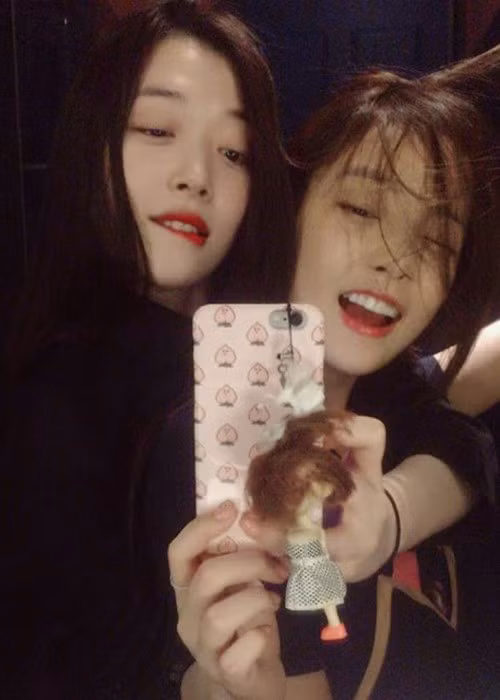 Chuyện tình cảm của Sulli và Goo Hara cũng đều diễn ra không như ý muốn.