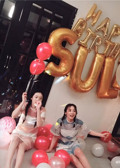 Trước khi mất, đôi bạn thân đều cố tỏ ra vui vẻ dù trong lòng cô đơn, phiền muộn.