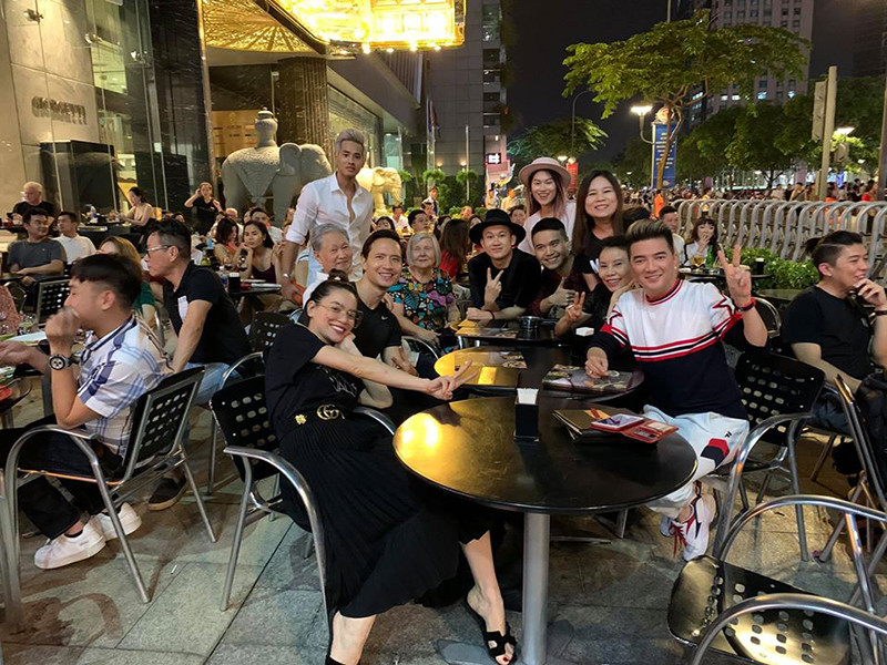 Đàm Vĩnh Hưng theo dõi trận đấu giữa đội tuyển Việt Nam và Thái Lan cùng Hồ Ngọc Hà, Kim Lý, Dương Triệu Vũ.