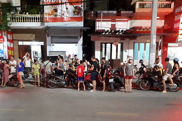 Trong lúc ngồi nói chuyện thì giữa hai bên xảy ra xô xát, ông Hồng lấy dao từ trong người ra đâm bà Bùi Thị Hà tử vong, còn ông Nguyễn Văn Thành (SN 1954, là chồng của bà Hà tử vong) và anh Nguyễn Thành Vương (SN 1981, con rể bà Hà) đã hồi phục.