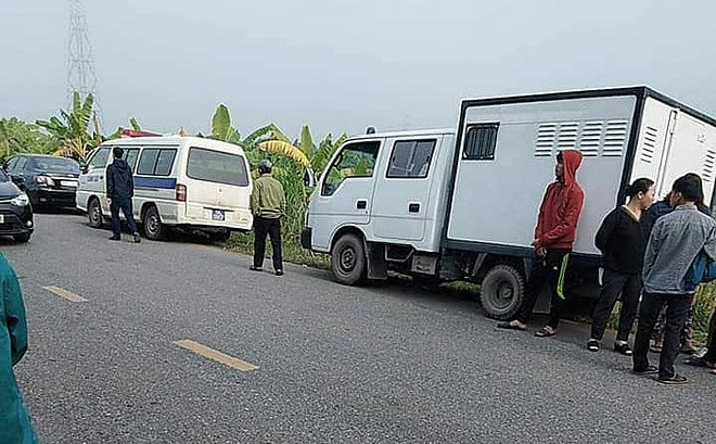 Đỉnh điểm cho những mâu thuẫn là thời điểm cách đây vài tháng, ông T., đã đuổi vợ và gia đình con trai (tên là Quý) ra khỏi nhà. Sau đó vợ chồng Quý cùng mẹ phải xuống nhà người thân ở xã bên để ở nhờ. Ngày 7/11, khi lực lượng chức năng gọi các thành viên trong gia đình đến giải quyết chuyện phân chia tài sản thì đến sáng 8/11, Quý đã ra tay sát hại bố. 