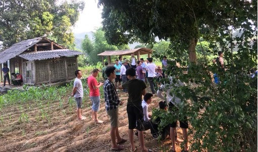 Đối tượng Nguyễn Văn Mạc là chồng cũ của bà Đặng Thị X. (chị gái của hai nạn nhân do mâu thuẫn, tranh chấp đất đai giữa Mạc và gia đình bà X. Anh X. và chị N. được chị gái là Đặng Thị X. (SN 1973) nhờ đến trông coi bãi đất ở thôn Trung Tâm. Lúc đang trông thì Mạc thấy vậy nên đã lao vào chém khiến 2 nạn nhân tử vong. 