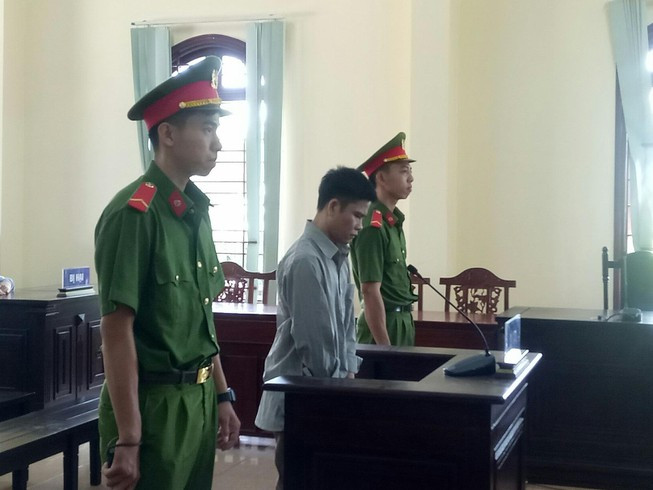 Chiều 15/5/2018, Thơ đi uống rượu về và ghé nhà mẹ bàn bạc về việc chuyển nhượng đất. Lúc này, Thơ và em trai xảy ra cự cãi. Thái nhất quyết phản đối chuyển nhượng đất, không cho anh trai sử dụng lối đi và lấy nước canh tác. Hai anh em mâu thuẫn xảy ra đánh nhau. Trong lúc ẩu đả, Thơ lấy dao đâm em ruột bị thương nặng và tử vong trên đường đưa đến bệnh viện cấp cứu. 