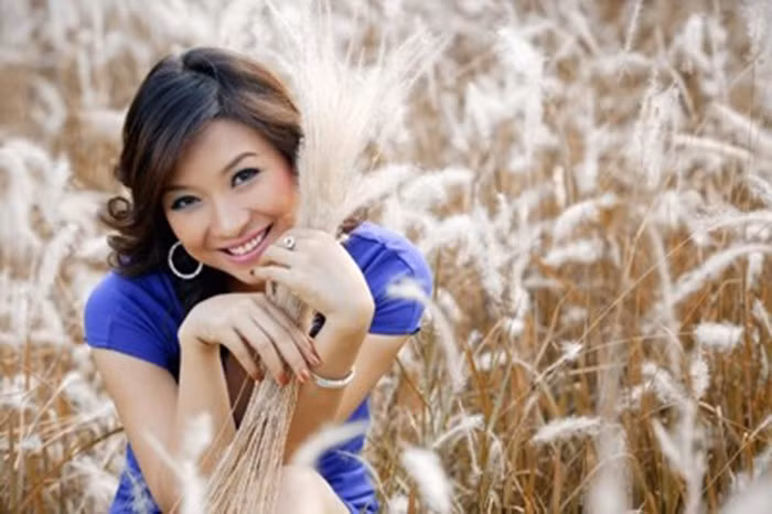 Bóng hồng này vốn học về đàn tranh tại Đại học Sân khấu - Điện ảnh Hà Nội nhưng sớm nổi tiếng với các vai diễn trong các bộ phim truyền hình như: Sau lũy tre làng Hạ, Trăng lạnh, Nắng trong mắt bão, Ban mai xanh, Cảnh sát hình sự …